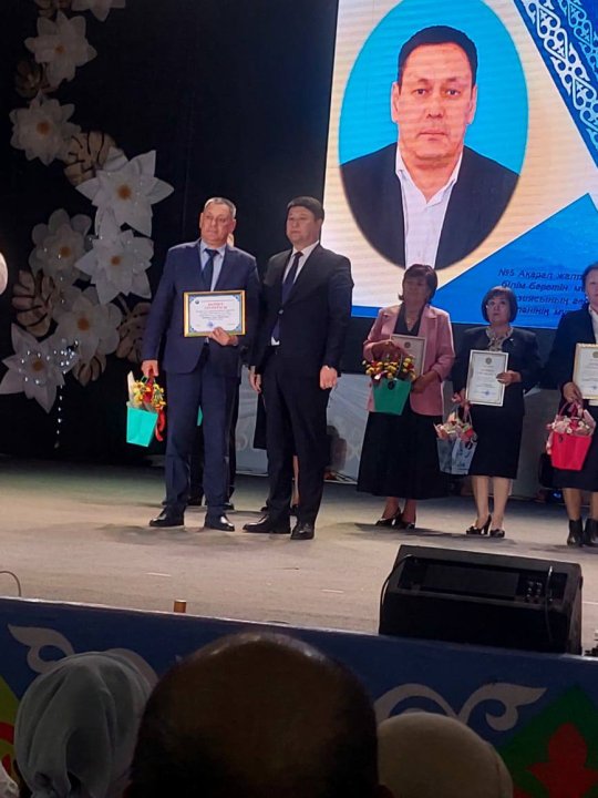 Ұстаздар мерекесіне орай білім беру саласындағы ұзақ жылғы жемісті еңбегі